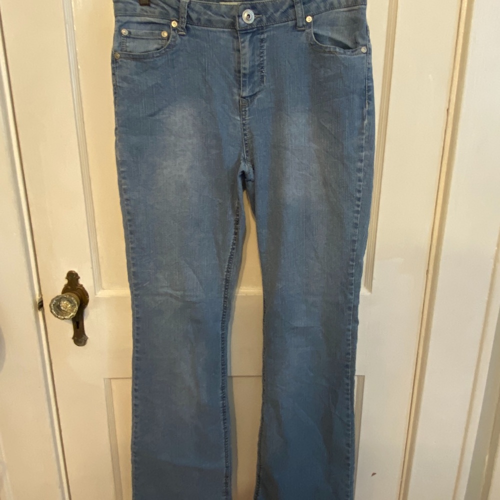Route 66 women's bootcut jeans Flap Embroidered Back Pockets Size 7/8